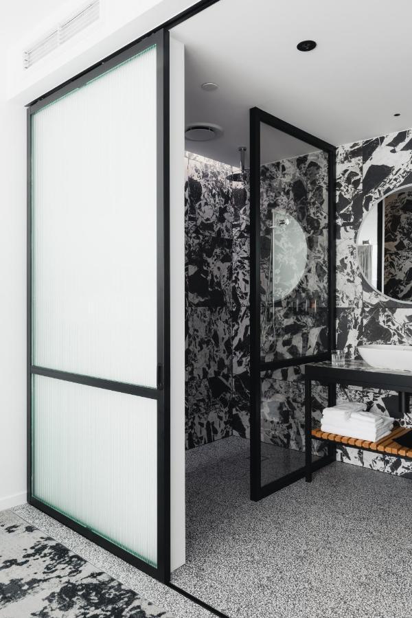 Ebb-Dunedin Exterior foto A shower enclosure with a frosted glass door