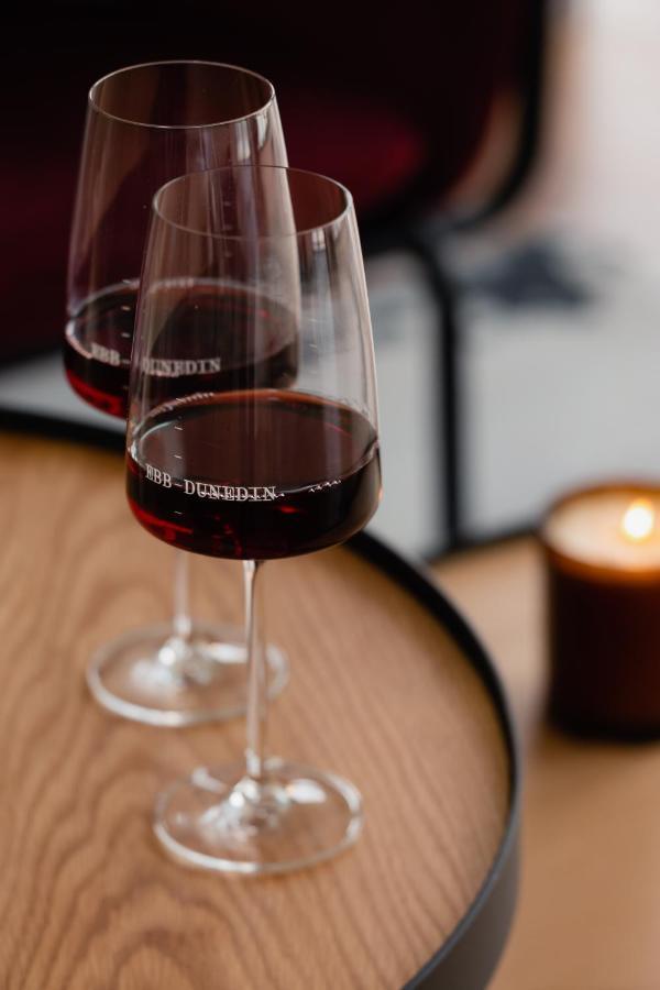 Ebb-Dunedin Exterior foto A glass of red wine