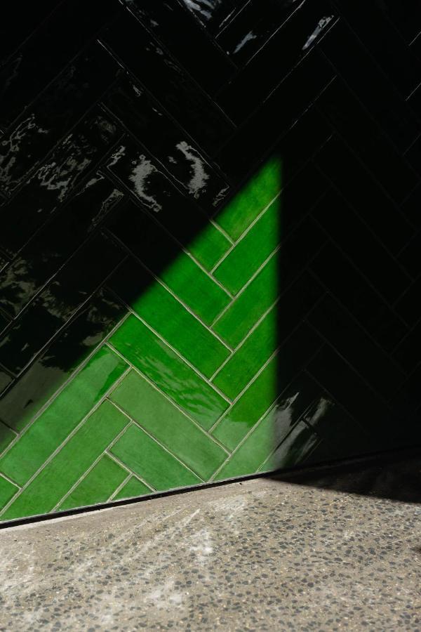Ebb-Dunedin Exterior foto Subway tiles in a herringbone pattern