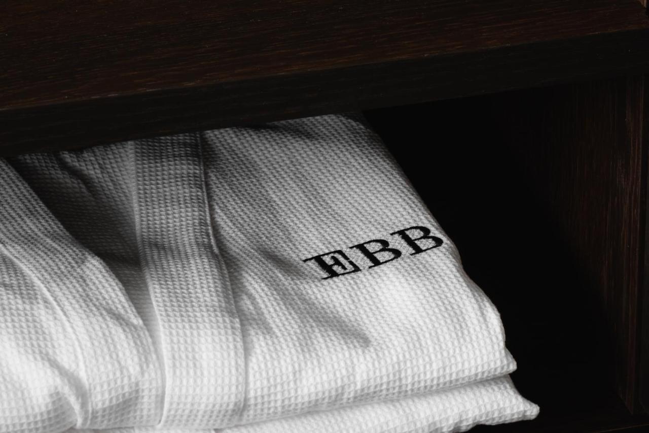 Ebb-Dunedin Exterior foto A bathrobe