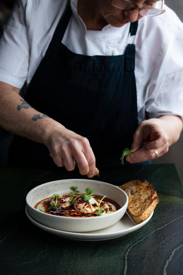 Ebb-Dunedin Exterior foto A chef preparing a dish